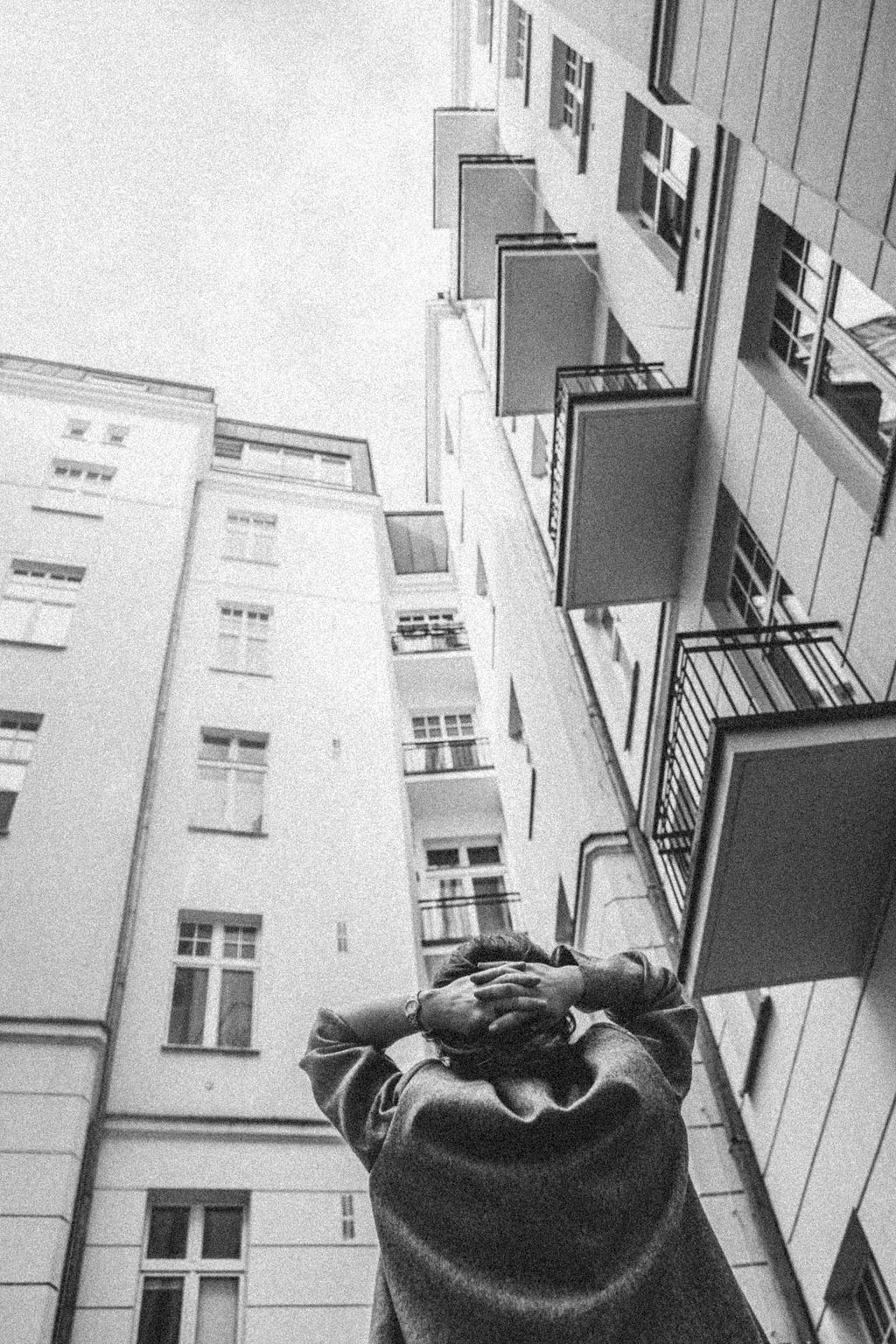Beata Wirecka na podwórzu kamienicy patrzy w górę na elewację